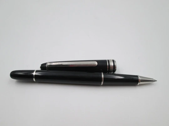 Montblanc Meisterstück ballpoint pen. Black resin and platinum plated. Germany. 2000's