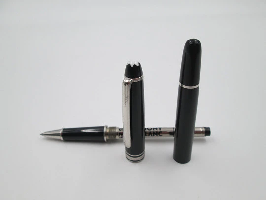 Montblanc Meisterstück ballpoint pen. Black resin and platinum plated. Germany. 2000's