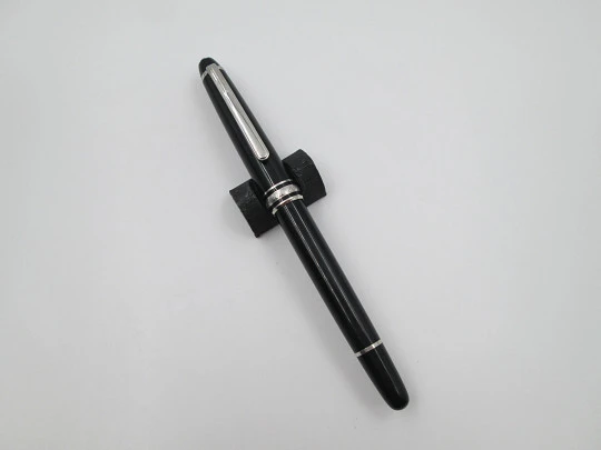Montblanc Meisterstück ballpoint pen. Black resin and platinum plated. Germany. 2000's