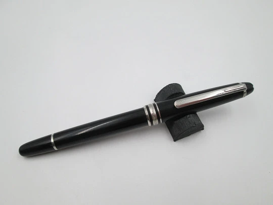 Montblanc Meisterstück ballpoint pen. Black resin and platinum plated. Germany. 2000's