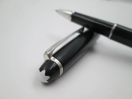 Montblanc Meisterstück ballpoint pen. Black resin and platinum plated. Germany. 2000's