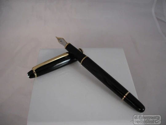 Montblanc Meisterstück Classique. Black resin. 14K gold nib