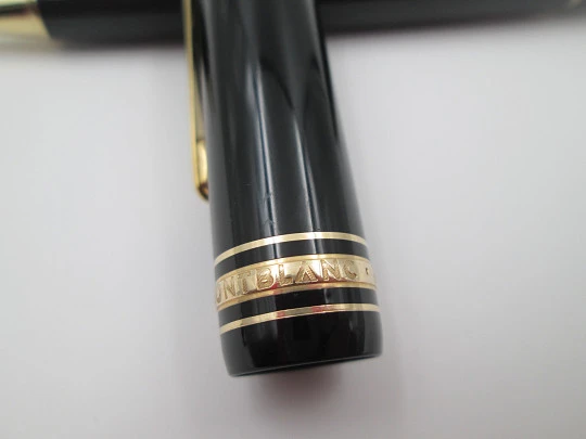 Montblanc Meisterstück Le Grand ballpoint pen. Gold plated details and black resin. Box