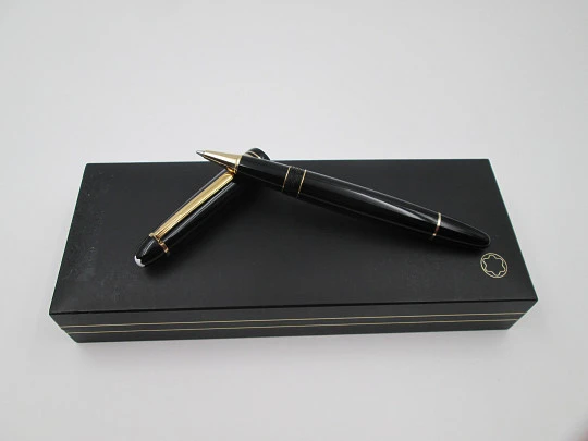 Montblanc Meisterstück Le Grand ballpoint pen. Gold plated details and black resin. Box