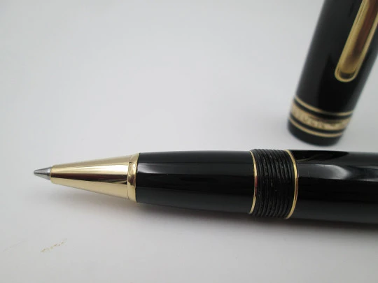 Montblanc Meisterstück Le Grand ballpoint pen. Gold plated details and black resin. Box