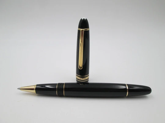 Montblanc Meisterstück Le Grand ballpoint pen. Gold plated details and black resin. Box