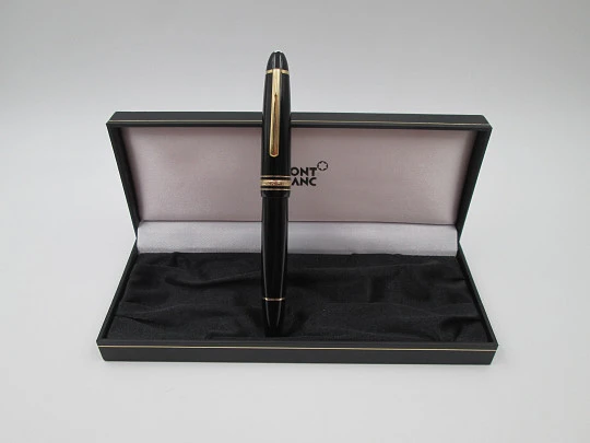 Montblanc Meisterstück Le Grand ballpoint pen. Gold plated details and black resin. Box