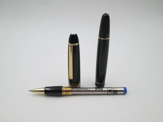 Montblanc Meisterstück Le Grand ballpoint pen. Gold plated details and black resin. Box