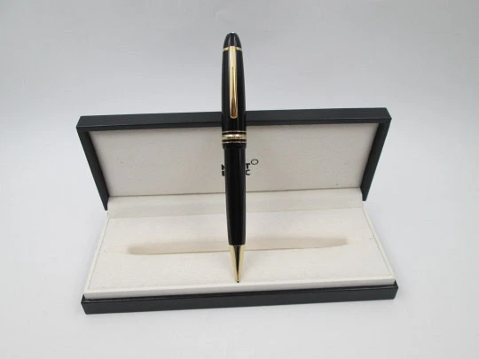 Montblanc Meisterstück Le Grand mechanical pencil. Gold plated details and black resin. Box