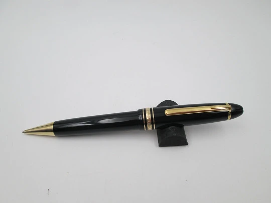 Montblanc Meisterstück Le Grand mechanical pencil. Gold plated details and black resin. Box