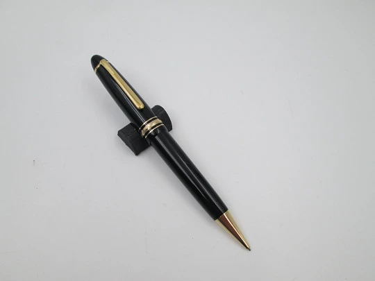 Montblanc Meisterstück Le Grand mechanical pencil. Gold plated details and black resin. Box