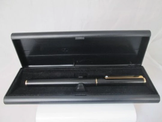 Montblanc Noblesse. Black lacquer & gold plated. Cartridge. 14k nib. 1970's