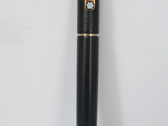 Montblanc Noblesse. Black lacquer & gold plated. Cartridge. 14k nib. 1970's