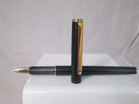 Montblanc Noblesse. Black lacquer & gold plated. Cartridge. 14k nib. 1970's