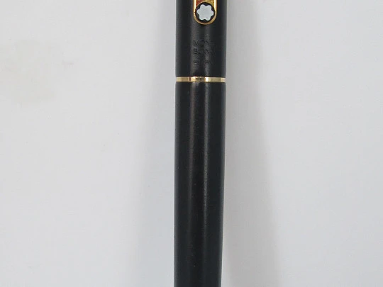 Montblanc Noblesse. Laca negra y metal dorado. Cartuchos. Plumín 14k