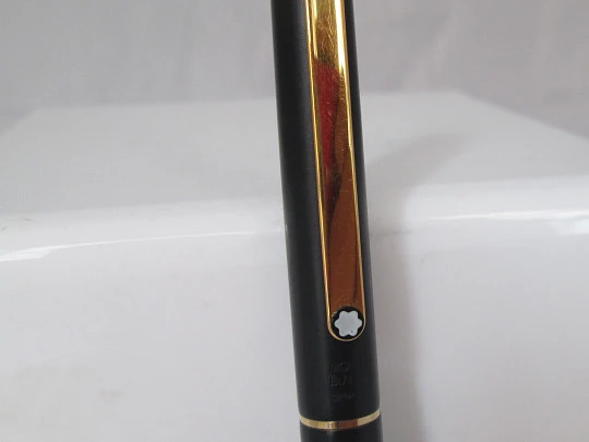 Montblanc Noblesse. Laca negra y metal dorado. Cartuchos. Plumín 14k