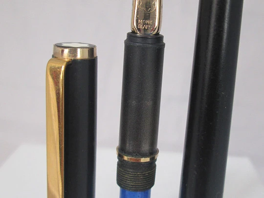 Montblanc Noblesse. Laca negra y metal dorado. Cartuchos. Plumín 14k