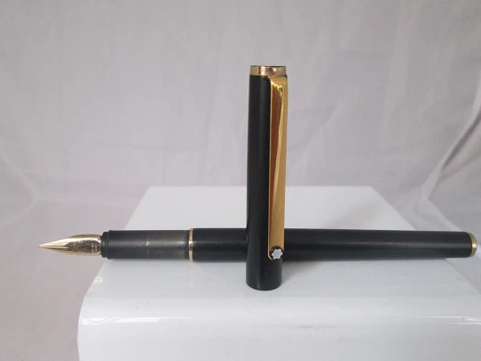 Montblanc Noblesse. Laca negra y metal dorado. Cartuchos. Plumín 14k