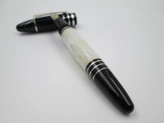 Montblanc Scott Fitzgerald fountain pen. Bitone resin & 925 silver details