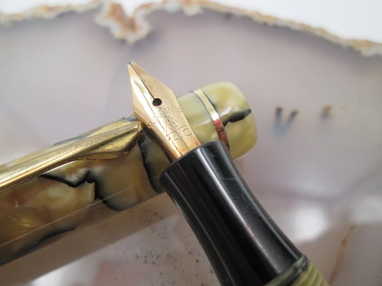 Montblanc Simplo 322. Black and pearl celluloid. 1930's. 14K nib