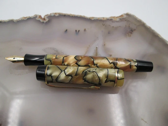 Montblanc Simplo 322. Black and pearl celluloid. 1930's. 14K nib