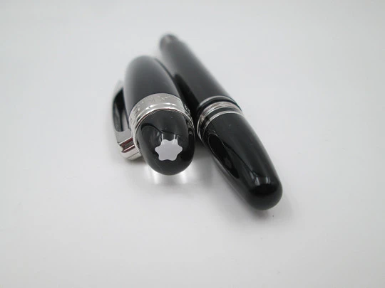 Montblanc StarWalker fineliner. Black resin and platinum plated details. Box. 2010's