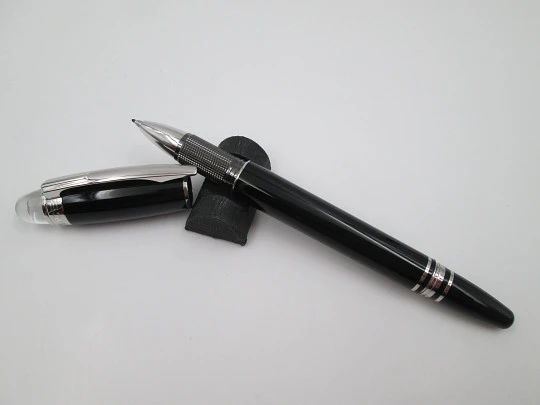 Montblanc StarWalker fineliner. Black resin and platinum plated details. Box. 2010's