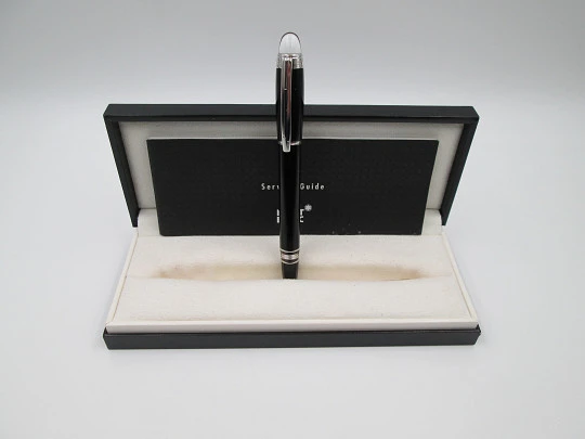 Montblanc Starwalker. Black resin and platinum details. 14k. Box. Germany