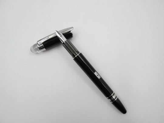 Montblanc Starwalker. Resina negra y metal platinado. 14k. Estuche