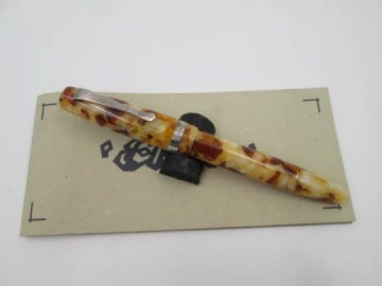 Montegrappa Elmo Bassano. Brown & beige celluloid. Sterling silver details. 18k gold nib