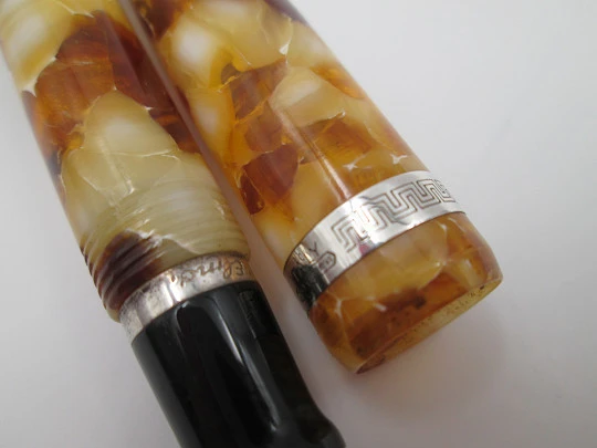 Montegrappa Elmo Bassano. Brown & beige celluloid. Sterling silver details. 18k gold nib