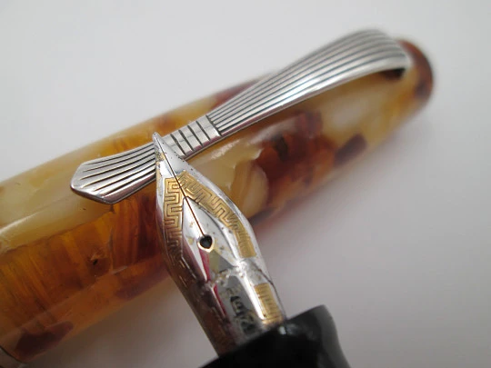 Montegrappa Elmo Bassano. Brown & beige celluloid. Sterling silver details. 18k gold nib