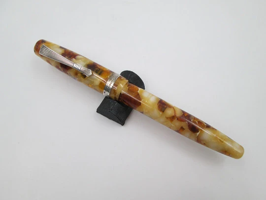 Montegrappa Elmo Bassano. Brown & beige celluloid. Sterling silver details. 18k gold nib