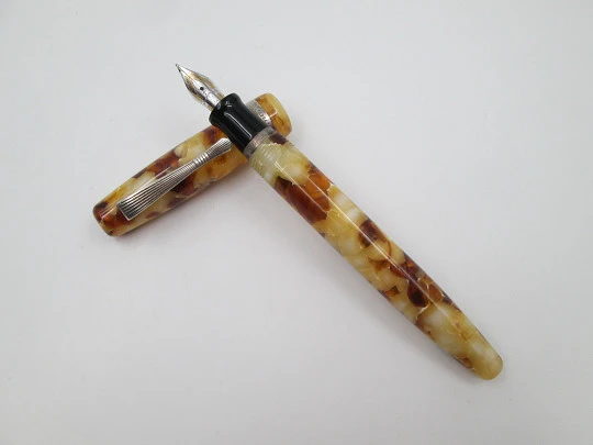 Montegrappa Elmo Bassano. Brown & beige celluloid. Sterling silver details. 18k gold nib