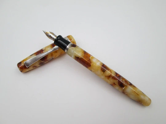 Montegrappa Elmo Bassano. Brown & beige celluloid. Sterling silver details. 18k gold nib