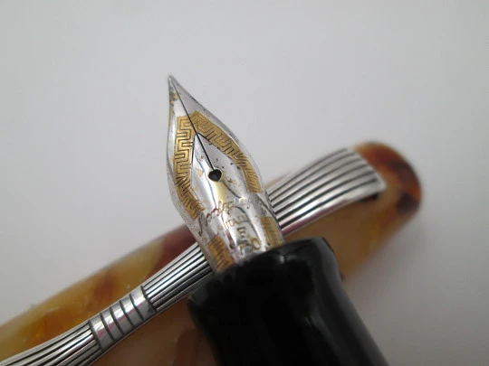 Montegrappa Elmo Bassano. Brown & beige celluloid. Sterling silver details. 18k gold nib