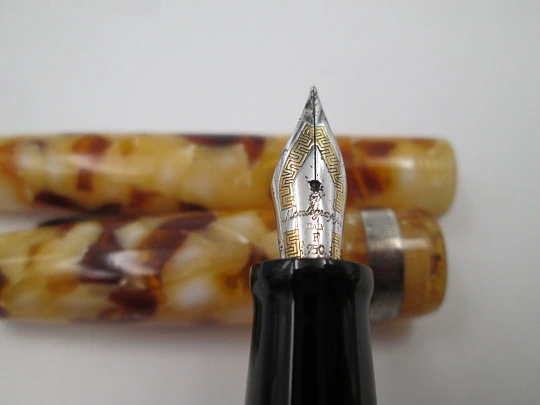 Montegrappa Elmo Bassano. Brown & beige celluloid. Sterling silver details. 18k gold nib