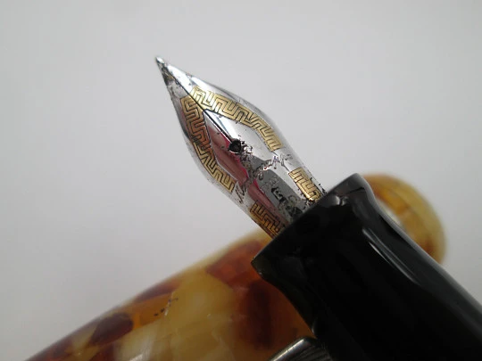 Montegrappa Elmo Bassano. Celuloide beige marrón y detalles plata. Plumín oro 18k