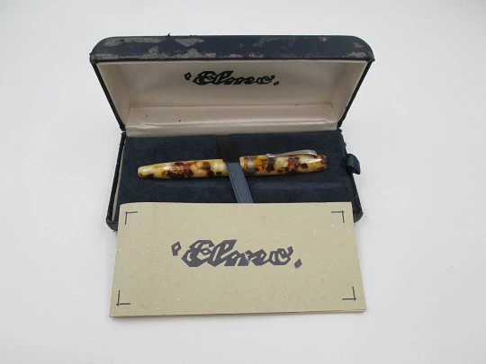 Montegrappa Elmo Bassano. Celuloide beige marrón y detalles plata. Plumín oro 18k