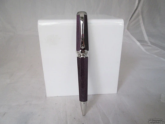 Montegrappa Piccola. Italia. Resina morada mármol. Platino