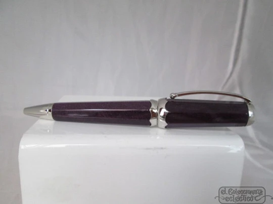 Montegrappa Piccola. Italia. Resina morada mármol. Platino