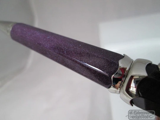 Montegrappa Piccola. Italia. Resina morada mármol. Platino