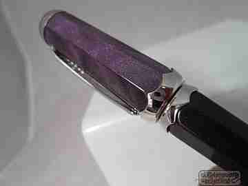 Montegrappa Piccola. Italia. Resina morada mármol. Platino