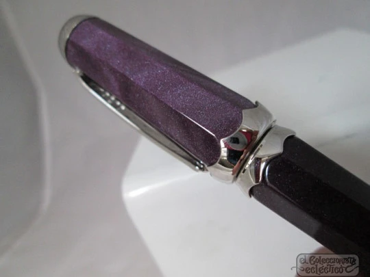 Montegrappa Piccola. Italia. Resina morada mármol. Platino