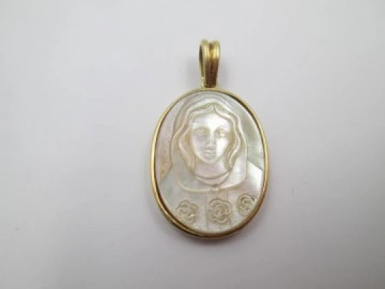 Nacre and 18 karat yellow gold medal. Virgin with roses. 1940's
