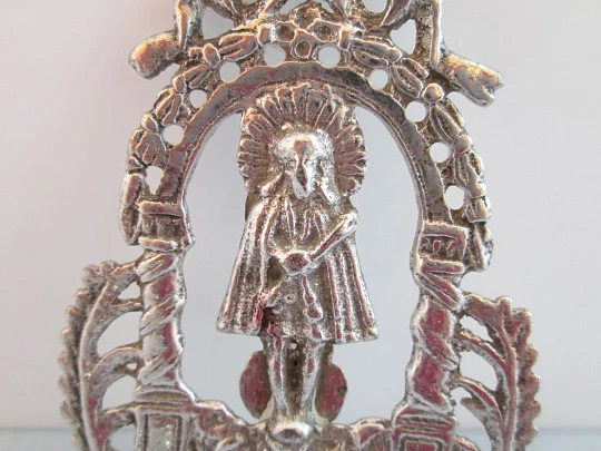 Obispo y Virgen rezando. Plata de ley. Calada. Pórtico. S. XIX