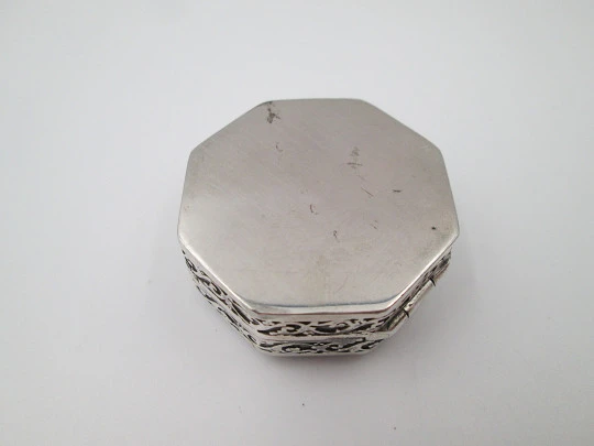 Octagonal pillbox. Sterling silver. Checkered mother-of-pearl front. Vegetable ornates