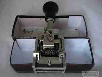 Office Numerator. El Casco. 1960's. Box. Silver metal. Wood handle