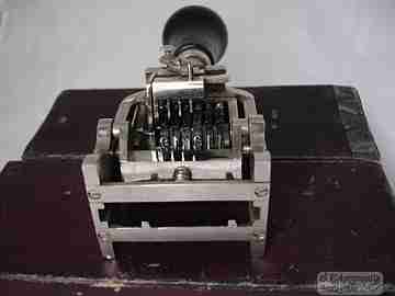 Office Numerator. El Casco. 1960's. Box. Silver metal. Wood handle