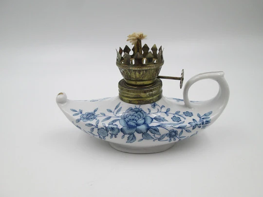 Oil lamp / hand lamp. Blue and white porcelain. Floral motifs. Boat shape. Europe. 1970's